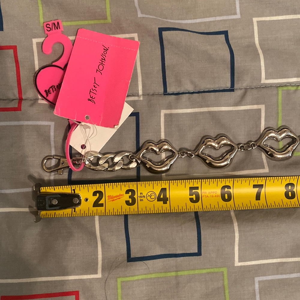 Betsy Johnson waist chain size S/M. Lips